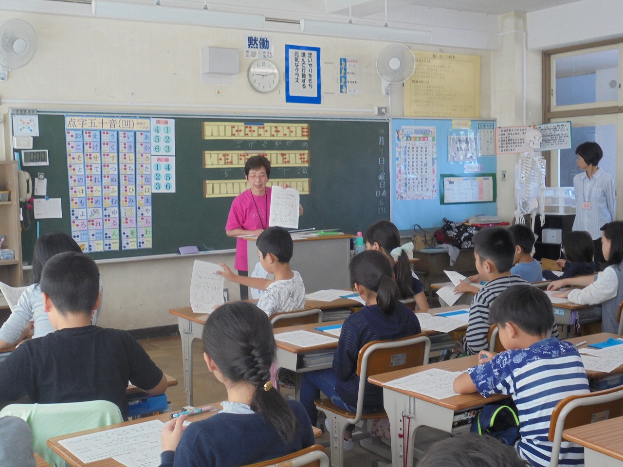 10 7 ４年 福祉体験学習 点字体験 鹿嶋市立三笠小学校