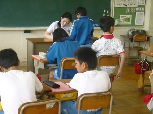 P1280271 検定テストの採点の様子\\