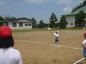 P1280357 力を込めた投球!\\